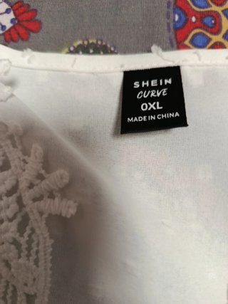 Elegante blusa blanca con encaje