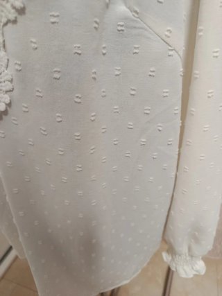 Elegante blusa blanca con encaje