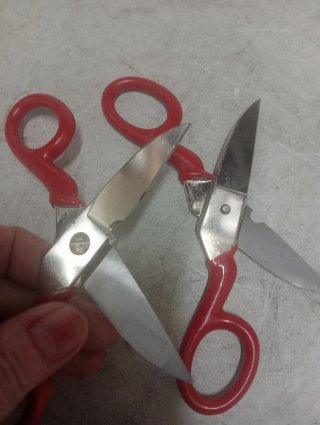 Dos tijeras de electricista nuevas