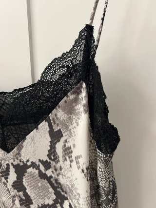 Blusa lencera animal print negra y gris