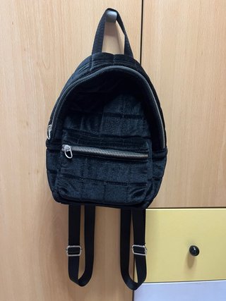Mochila pequeña negra acolchada