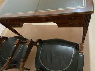Mesa escritorio madera y cristal con sillas
