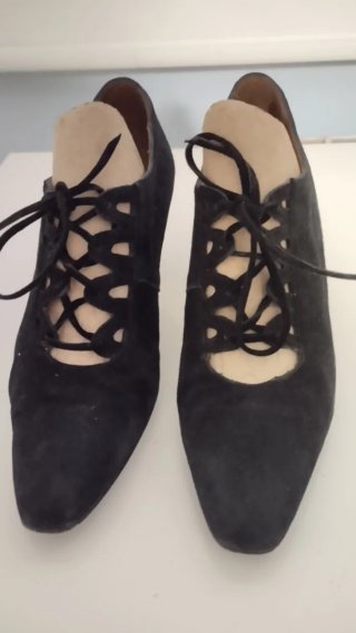 Zapatos de tacón negros con cordones