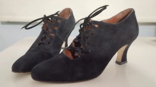 Zapatos de tacón negros con cordones
