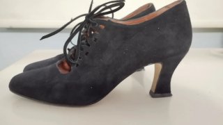 Zapatos de tacón negros con cordones
