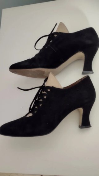Zapatos de tacón negros con cordones