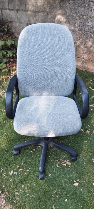 Silla de escritorio gris y negra