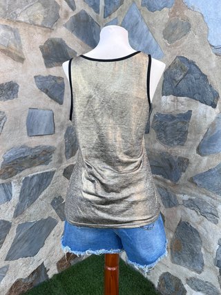 Camiseta tirantes dorada metalizada con parche