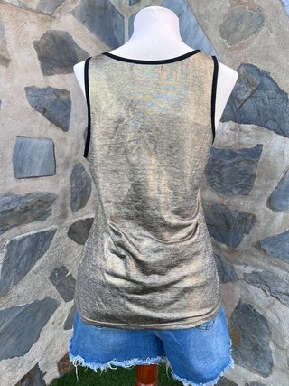 Camiseta tirantes dorada metalizada con parche