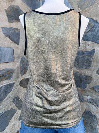 Camiseta tirantes dorada metalizada con parche