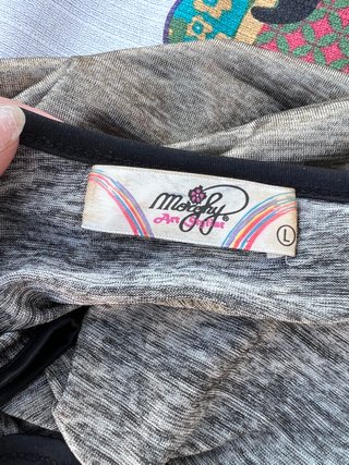Camiseta tirantes dorada metalizada con parche