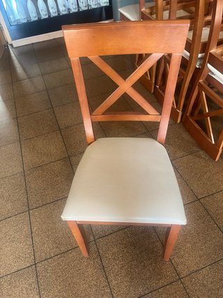 Silla de madera blanca