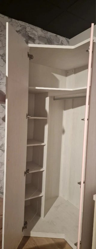 Guardaroba in legno bianco e rosa ad angolo