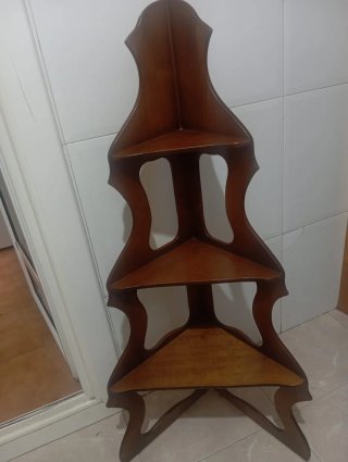 Estantería de esquina de madera