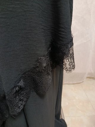 Conjunto negro asimétrico con encaje