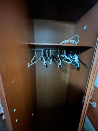 Armario de madera con espejo
