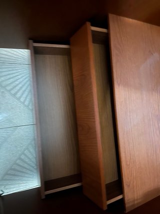 Armario de madera con espejo