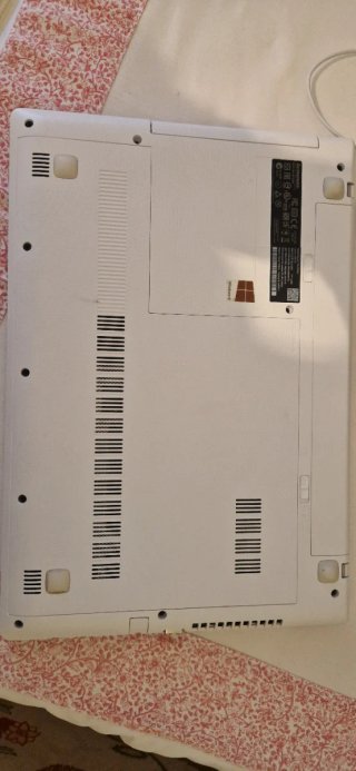 Ordenador portátil Lenovo plata y blanco
