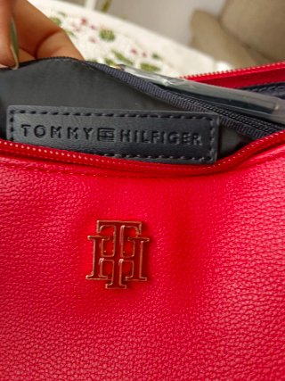 Bolso Tommy Hilfiger Rojo con etiqueta