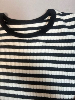 Camiseta de rayas blanca y negra