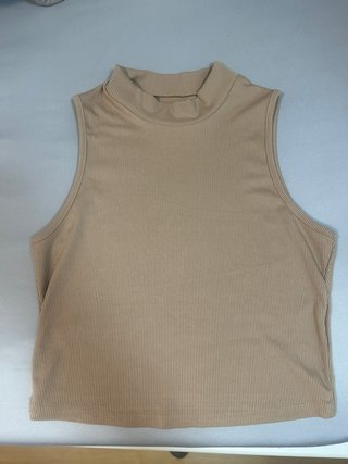Top corto cuello alto beige