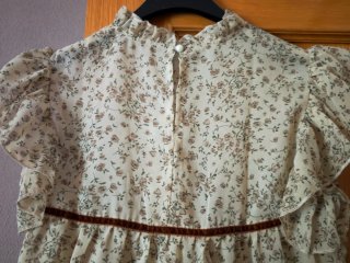 Blusa floral con volantes