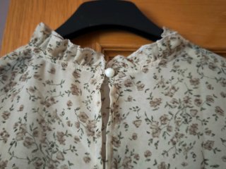 Blusa floral con volantes
