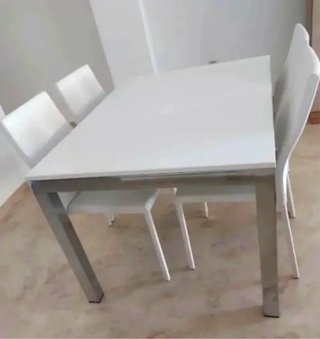 Conjunto formado por mesa y 4 sillas