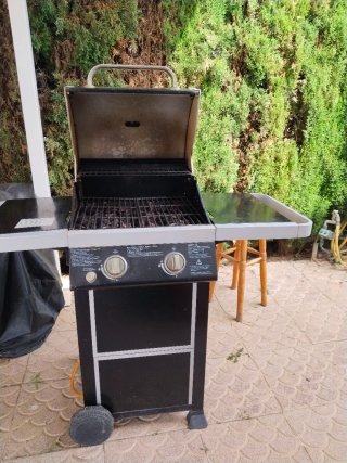 Barbacoa a gas con piedras volcánicas
