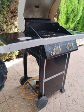 Barbacoa a gas con piedras volcánicas