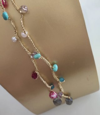 Collar de mil vueltas con piedras.