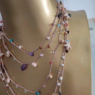 Collar de mil vueltas con conchas y piedras