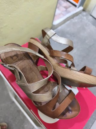 Sandalias Wonders Marrón y Dorado