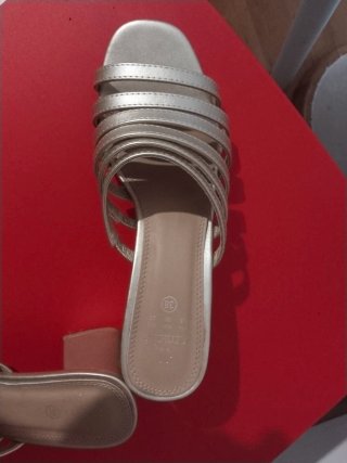 Sandalias doradas tacón tiras