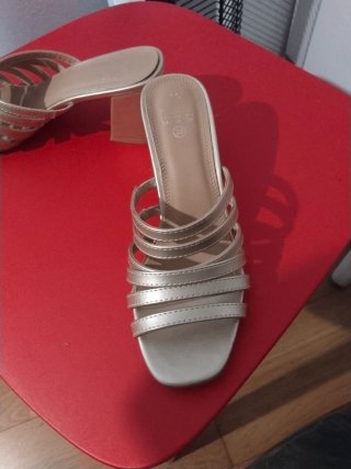 Sandalias doradas tacón tiras