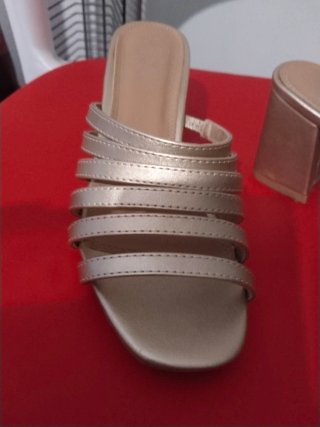 Sandalias doradas tacón tiras