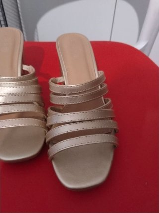 Sandalias doradas tacón tiras
