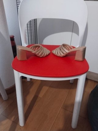 Sandalias doradas tacón tiras