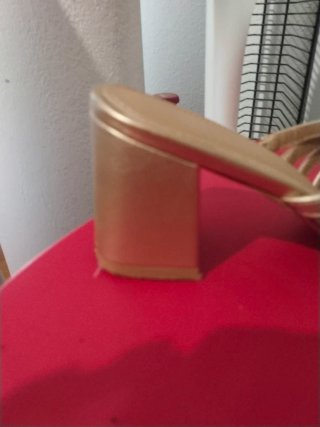Sandalias doradas tacón tiras