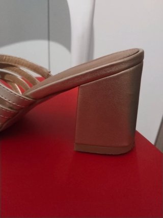 Sandalias doradas tacón tiras