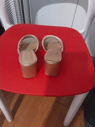 Sandalias doradas tacón tiras