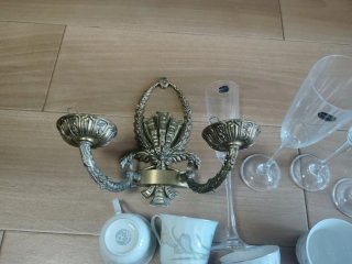 Candeliere in bronzo, coppe e tazze in porcellana