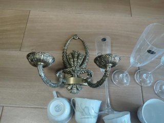 Candeliere in bronzo, coppe e tazze in porcellana