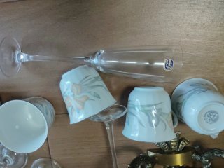 Candeliere in bronzo, coppe e tazze in porcellana