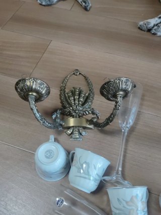 Candeliere in bronzo, coppe e tazze in porcellana