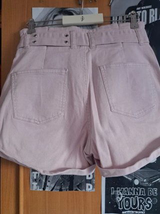 Shorts vaqueros rosas con cinturón
