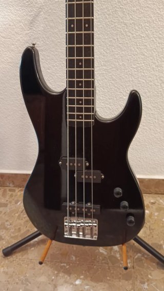BAJO ELÉCTRICO NEGRO, modelo ARIA PRO II, SERIE FB