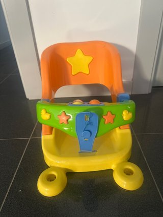 Silla de baño para bebé con juguetes.