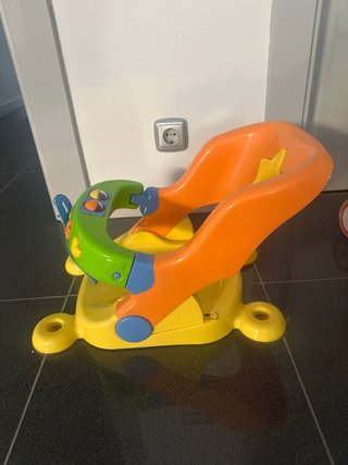 Silla de baño para bebé con juguetes.