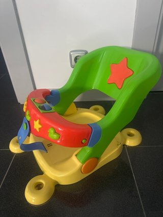 Silla de baño para bebé con juguetes.